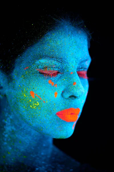 Pintura Neón Maquillaje Facial Primer Plano Mujer Con Fondo Oscuro —  Fotos de Stock