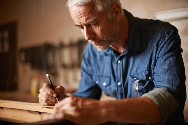 Tischlerei Möbelherstellung Und Ein Mann Mit Bleistift Fokus Und Holzdesign — Stockfoto