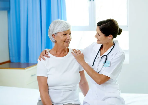 Fijne Consultatie Verpleegkundige Oude Vrouw Ziekenhuiskamer Voor Advies Hulp Ondersteuning — Stockfoto