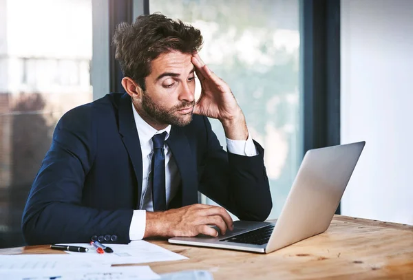 Müde Laptop Und Stress Geschäftsmann Faul Mit Kopfschmerzen Einem Büro — Stockfoto