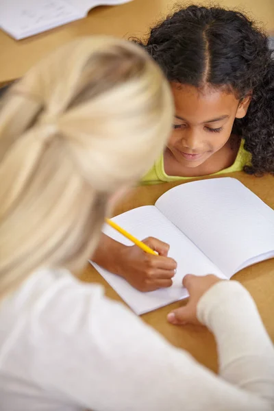 Öğretmenin Sınıfta Öğrenciye Yardım Etmesi Eğitim Defterine Kalemle Yazması Öğretmesi — Stok fotoğraf