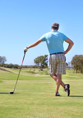 Golf, dikiz aynası ve mavi gökyüzü arka planında antrenman, hobi ve spor için şoförü olan yaşlı bir adam. Kulüp, geri ve aktif son sınıf erkek golfçü emeklilik, maç ya da antrenman için sahada.