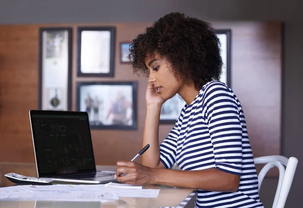 Laptop Menulis Dan Wanita Dengan Pekerjaan Dari Anggaran Rumah Manajemen — Stok Foto