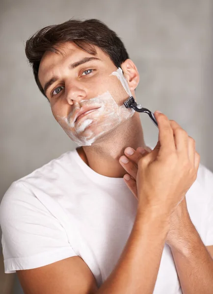 在浴室里为男人洗脸 刮胡子和画像 以便在家里进行面部整容 健康和化妆 护肤和男性剃须 用于面部保健 自我护理和剃须刀除毛 — 图库照片