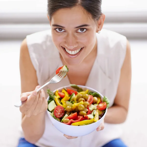 Mutlu Kadın Portre Gülüşü Salata Evde Sağlıklı Beslenme Yemek Beslenme — Stok fotoğraf