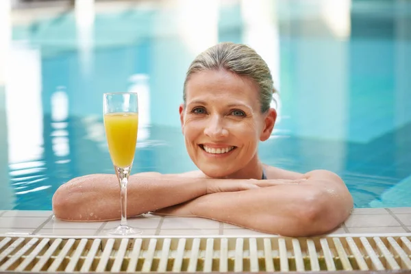 Schwimmbad Glücklich Und Porträt Der Frau Mit Saft Entspannen Urlaub — Stockfoto