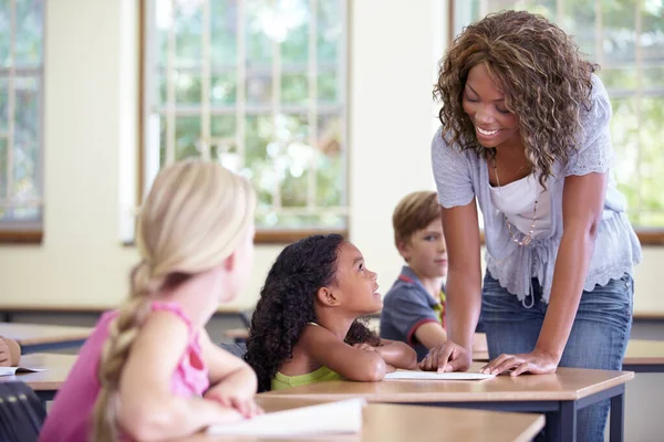 课堂和有子女的妇女接受教育 支助和语言帮助或检查发展情况 课堂评估 知识和在课桌上教授儿童的教师或非洲人 — 图库照片