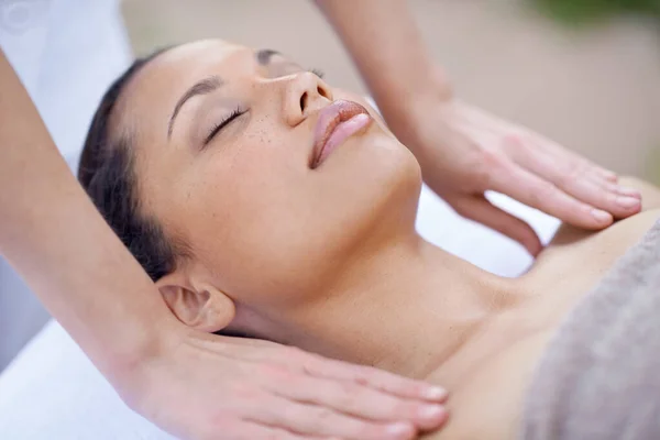 Spa Relax Donna Massaggio Con Terapeuta Mani Sul Corpo Benessere — Foto Stock