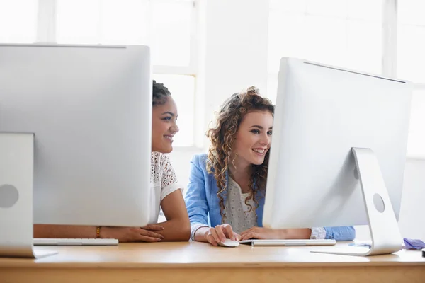 Vrouwen Computer Gelukkige Mensen Het Kantoor Praten Chatten Spreken Van — Stockfoto