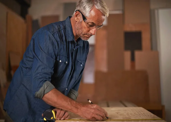 カーペンター 測定テープと鉛筆 安全ガラスやデザイナー家具製造ワークショップで男 創造性 中小企業や持続可能な木材プロジェクトの設計を計画プロの男 — ストック写真