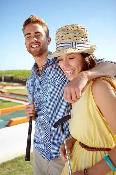 Happy Couple Mini Golf Hug Summer Date Fun Activity Freedom — Stock Photo, Image