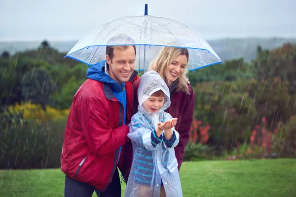 Βροχή Ομπρέλα Και Μια Χαρούμενη Οικογενειακή Υπαίθρια Φύση Για Διασκέδαση — Φωτογραφία Αρχείου