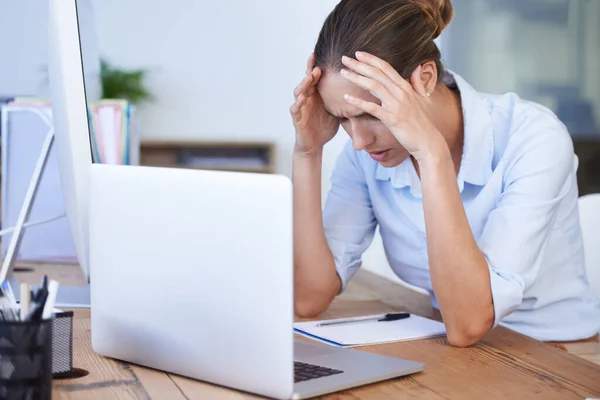 Üzletasszony Laptop Probléma Fejfájás Irodában Szorongás Válság 404 Hiba Stressz — Stock Fotó