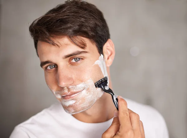 Espuma Afeitado Retrato Hombre Baño Para Aseo Facial Bienestar Cuidado —  Fotos de Stock