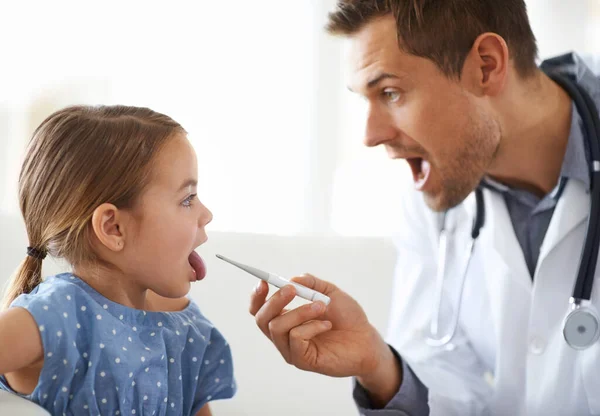 Barn Läkare Och Termometer Kliniken För Medicinsk Risk För Covid — Stockfoto