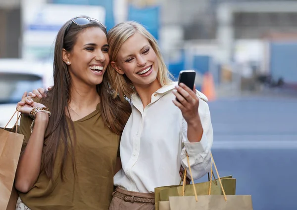 Shopping Knuffel Stad Selfie Gelukkige Vrienden Vrouwen Mensen Met Foto — Stockfoto