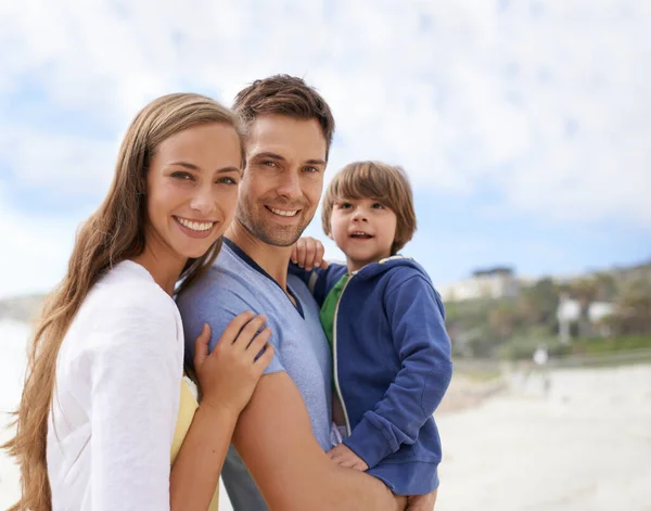 Famiglia Bambino Ritratto All Aperto Spiaggia Viaggi Avventure Vacanze Estate — Foto Stock