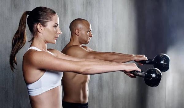 Fitness Menschen Und Gewichtheben Mit Der Kettlebell Für Armtraining Oder — Stockfoto