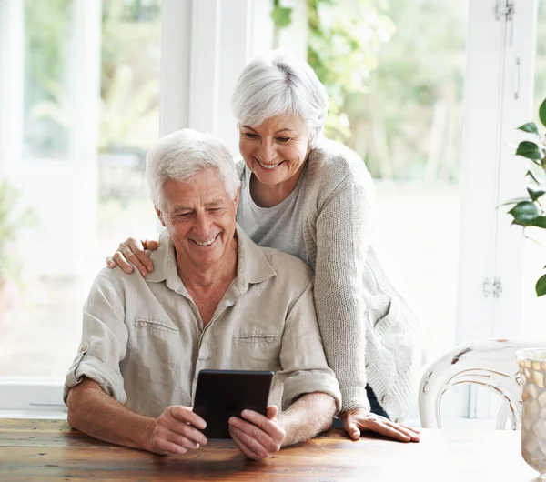 Tablet Mutlu Yaşlı Çift Evde Sosyal Medya Haber Uygulaması Kitabı — Stok fotoğraf