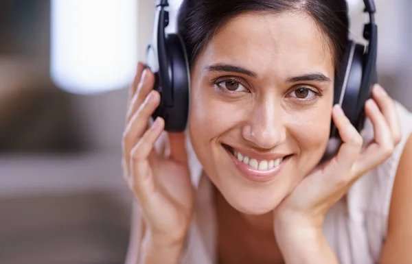 Mujer Feliz Retrato Auriculares Escuchando Música Con Sonrisa Para Tiempo — Foto de Stock