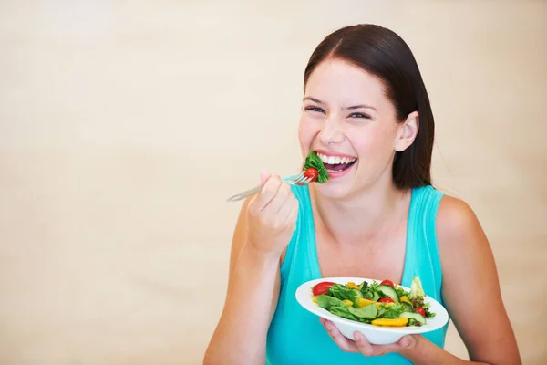 Женщина Портрет Смех Здоровой Пищей Салат Овощами Питание Здоровье Выгоды — стоковое фото