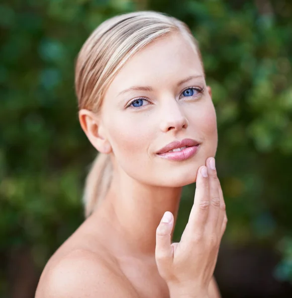 Vrouw Portret Outdoor Gezicht Schoonheid Met Huid Gloed Natuurlijke Cosmetica — Stockfoto