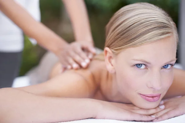 Face Mulher Retrato Massagem Nas Costas Spa Com Tratamento Holístico — Fotografia de Stock