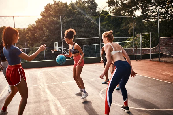 圧力を加える 日中一緒にバスケットボールの試合をする多様なスポーツ女性たちが — ストック写真