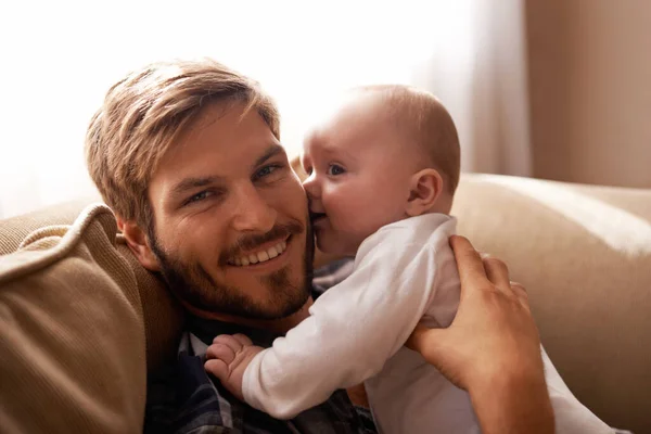 Lachen Vader Gezicht Met Baby Bank Woonkamer Spelen Binden Samen — Stockfoto