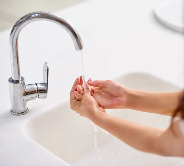 Kranówka Woda Kobieta Czyszczące Ręce Pielęgnacji Skóry Piękno Bezpieczeństwo Bakterii — Zdjęcie stockowe