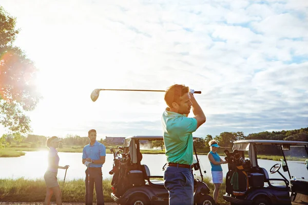 物事の振幅に入る 友達とゴルフをしている男が — ストック写真