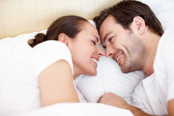 我喜欢和你在一起的每一刻一对年轻夫妇在床上放松的画像 — 图库照片