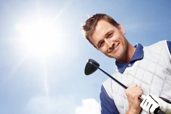 Biraz Golf Oynamak Istiyorum Mavi Gökyüzüne Karşı Golf Sopasını Tutan — Stok fotoğraf