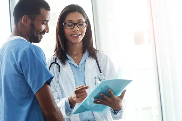 Medical Teamwork Its Best Two Young Doctors Discussing Contents File — Stock Photo, Image