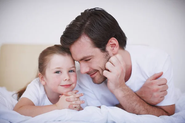 그녀는 사랑스럽습니다 침대에 히누워 애정을 표현하는 아버지와 — 스톡 사진