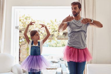 Baba ile kızı, bale dans ve evde öğrenme ile bale, sevgi ve yaratıcılık ile bağ. Aile, erkek ve kız oturma odasında dans eder, balerin dersi verir ve birlikte vakit geçiririz..