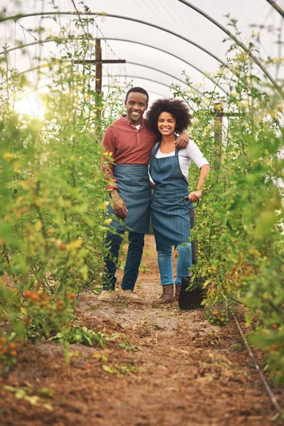 Groeiden Samen Full Length Portret Van Een Jong Boerenpaar Dat — Stockfoto