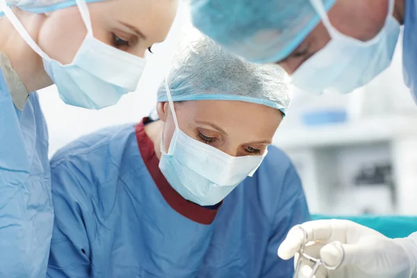 Sto Dando Occhiata Più Vicino Primo Piano Dei Medici Chirurghi — Foto Stock