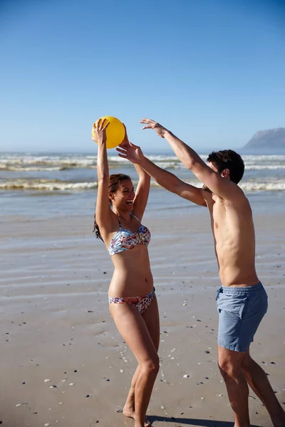 Летние Развлечения Игры Счастливая Пара Играющая Вместе Мячом Пляже — стоковое фото