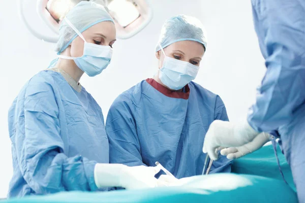 Naučit Jednoho Dne Převzít Během Operace Spolu Pracovali Dva Chirurgové — Stock fotografie