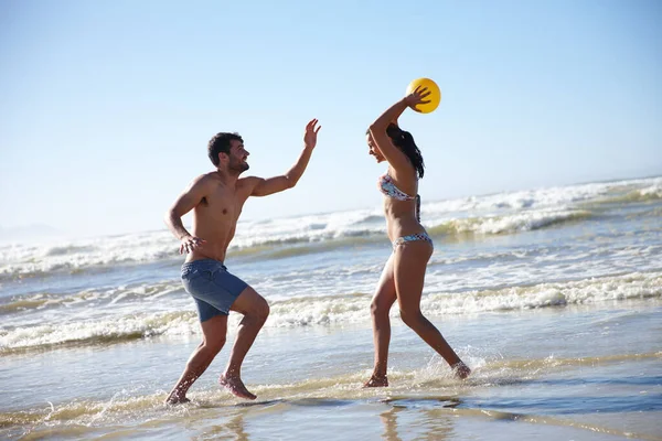 他们匹配得很好 一对快乐的夫妇在浅水中一起在海滩上玩耍 — 图库照片