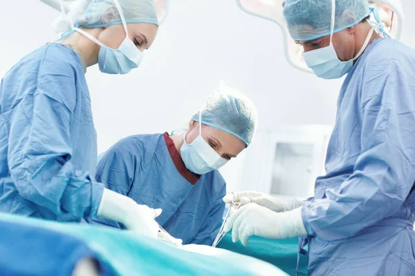 Egy Összefűzés Időben Orvosi Eszközökkel Csipesszel Operáló Sebészek Műtét Közben — Stock Fotó