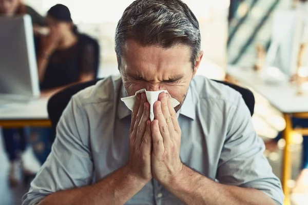 Uomo Affari Malato Tessuto Naso Che Soffia Con Allergie Influenza — Foto Stock