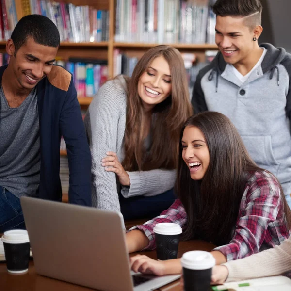 Educação Feliz Pessoas Biblioteca Laptop Para Mídia Social Aprendizagem Line — Fotografia de Stock