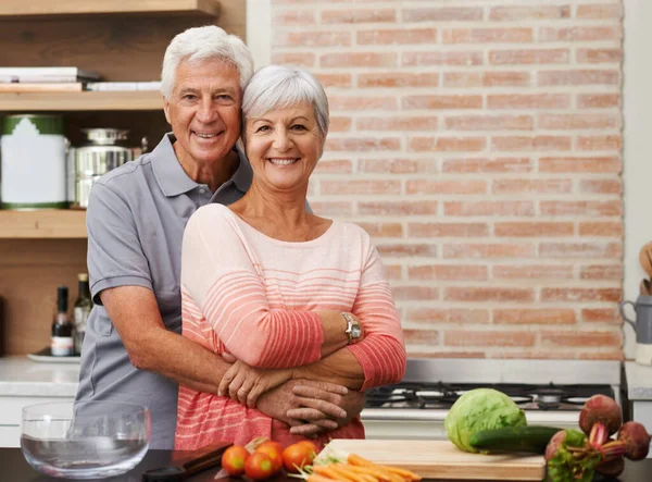 Memasak Memeluk Dan Potret Pasangan Tua Dapur Untuk Salad Cinta — Stok Foto