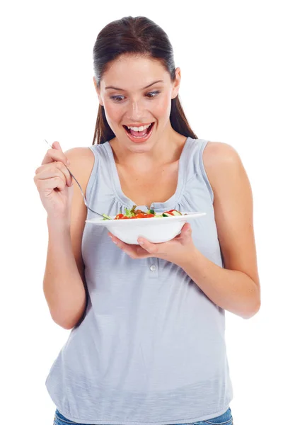 幸せな女性 スタジオ驚きと健康ライフスタイルのための減量ダイエット ビーガンヘルスケアや野菜のためのすごいサラダ 白い背景に隔離された食品ボウル 栄養士 健康モデルを食べる — ストック写真