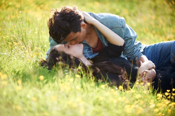 Kärlek Kyss Och Frid Med Par Gräset Fält För Sommar — Stockfoto
