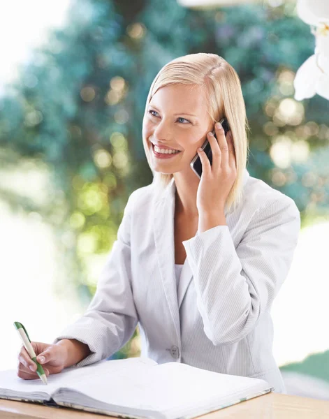 Mujer Llamada Telefónica Recepcionista Tomando Notas Escritorio Sonríe Habla Contacto —  Fotos de Stock