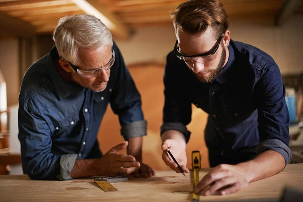 男性とワークショップでの測定家具の設計 製造またはインターンシップを教え 持続可能な木材ビジネスやプロジェクトのチームワークで指導 大工や見習い — ストック写真