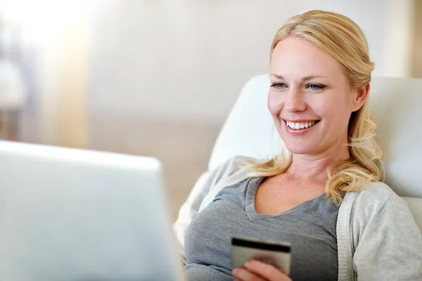 快乐的女人 笔记本电脑和信用卡 用于网上购物 付款或在家中客厅进行电子购物 在电脑上笑着为电子商务 应用或银行业务而兴奋的女性人士或购物者 — 图库照片